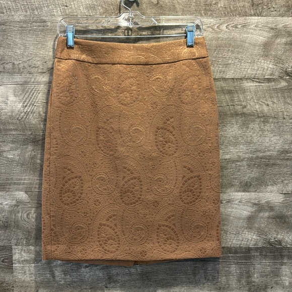 Banana Republic NWOT Pencil lined Skirt, texture with Metallic fabric. - Picture 1 of 8